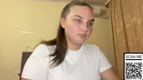 Mila online show from October 15, 2025, 4:51 pm