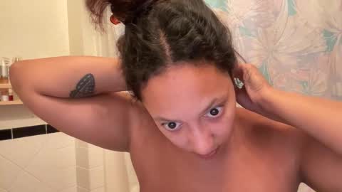 RIRI OR DREAMY online show from October 22, 2025, 3:01 pm