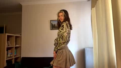 Snapshot of dremazwahlen chatting on May 22, 2026, 12:44 pm Dia online show from May 22, 2026, 12:44 pm