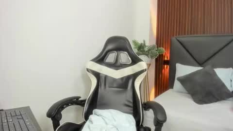 E S T R E L L A online show from October 18, 2025, 2:03 am