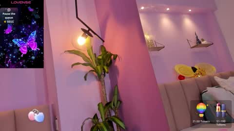 dulce_mg online show from December 18, 2025, 7:20 pm