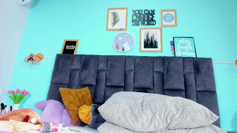 Snapshot of dulceaurora_ chatting on February 17, 2025, 8:19 am DULCE AURORA online show from February 17, 2025, 8:19 am