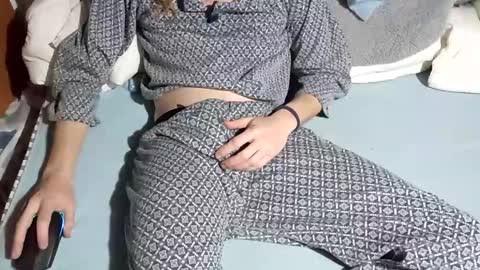 Snapshot of dv3nd3 chatting on January 13, 2026, 6:35 pm dv3nd3 online show from January 13, 2026, 6:35 pm