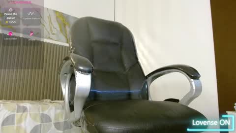 dyla_n18_ online show from October 25, 2025, 10:15 pm