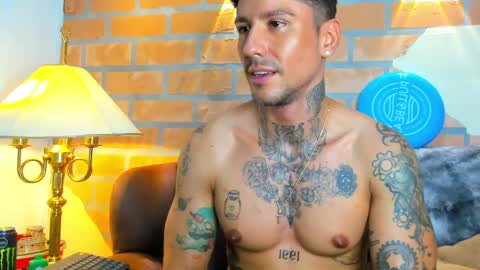 Snapshot of dylanstonne1 chatting on February 23, 2025, 12:19 am D Y L A N online show from February 23, 2025, 12:19 am