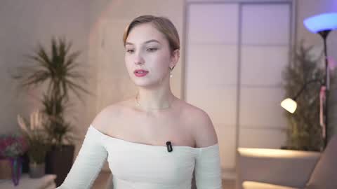 Snapshot of e_m_m_i_e chatting on February 21, 2025, 11:43 pm Emily online show from February 21, 2025, 11:43 pm