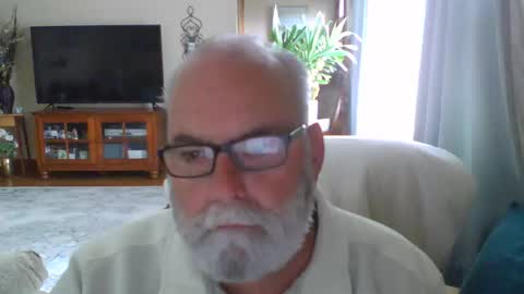 Snapshot of earl52 chatting on May 3, 2026, 5:19 pm earl52 online show from May 3, 2026, 5:19 pm