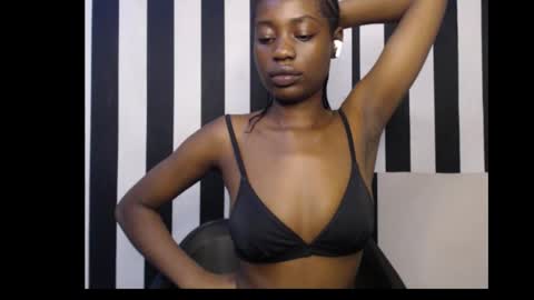 Snapshot of ebony_petitequeen chatting on October 7, 2025, 1:03 am Ella online show from October 7, 2025, 1:03 am