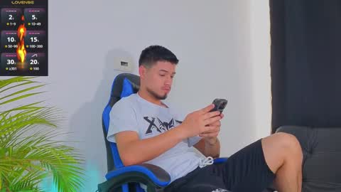 Snapshot of edwardross_ chatting on October 22, 2025, 7:35 pm Edward Ross online show from October 22, 2025, 7:35 pm