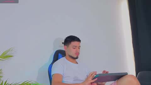 Snapshot of edwardross_ chatting on October 26, 2025, 8:48 pm Edward Ross online show from October 26, 2025, 8:48 pm