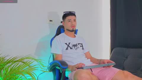 Snapshot of edwardross_ chatting on November 2, 2025, 8:33 pm Edward Ross online show from November 2, 2025, 8:33 pm