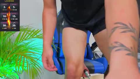 Snapshot of edwardross_ chatting on November 4, 2025, 8:08 pm Edward Ross online show from November 4, 2025, 8:08 pm