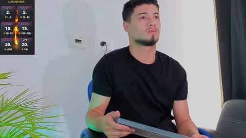 Snapshot of edwardross_ chatting on November 30, 2025, 8:35 pm Edward Ross online show from November 30, 2025, 8:35 pm