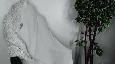 eileenmoores online show from October 4, 2025, 8:12 am