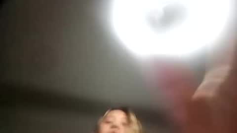 EIMY   MODEL INDEPENDENT online show from September 17, 2025, 10:55 pm