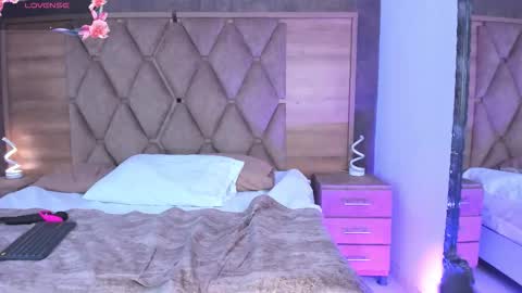 YG COUPLE online show from December 5, 2025, 8:49 pm