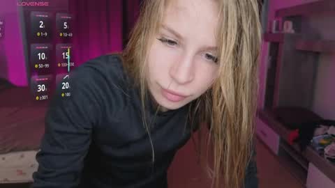 Snapshot of el1s_evans chatting on April 5, 2026, 11:07 am please read my bio there is information about private shows and about my personality online show from April 5, 2026, 11:07 am
