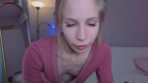 Snapshot of el1s_evans chatting on May 11, 2026, 9:59 am please read my bio there is information about private shows and about my personality online show from May 11, 2026, 9:59 am