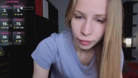 Snapshot of el1s_evans chatting on May 22, 2026, 9:04 am please read my bio there is information about private shows and about my personality online show from May 22, 2026, 9:04 am
