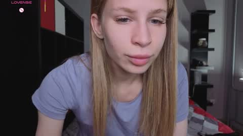 Snapshot of el1s_evans chatting on May 25, 2026, 8:09 am please read my bio there is information about private shows and about my personality online show from May 25, 2026, 8:09 am