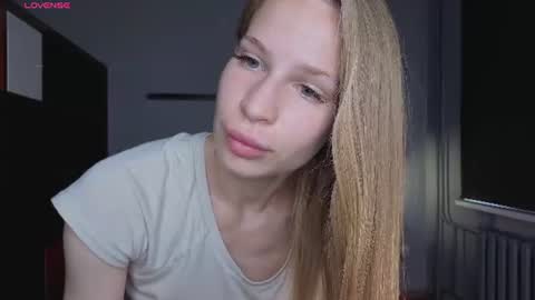 Snapshot of el1s_evans chatting on June 23, 2026, 9:18 am please read my bio there is information about private shows and about my personality online show from June 23, 2026, 9:18 am