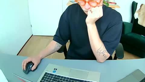 Snapshot of el_thunder chatting on April 10, 2026, 9:36 am MrE online show from April 10, 2026, 9:36 am