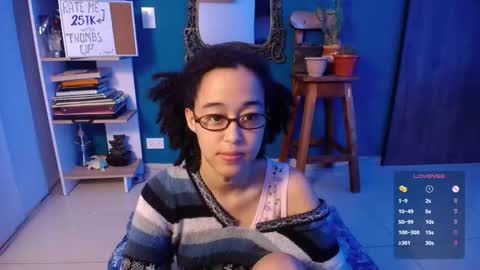 Ela  Help me reach 100 thumbs up online show from October 31, 2025, 12:22 am