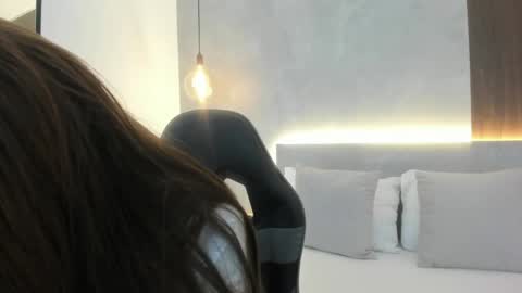 E L A I A online show from April 14, 2026, 7:20 pm