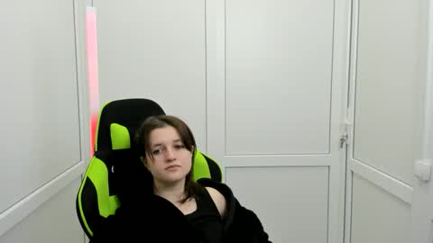 Snapshot of elara_muse chatting on April 13, 2026, 6:41 am Evie online show from April 13, 2026, 6:41 am