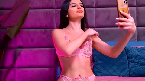 Snapshot of elaramorel chatting on December 14, 2025, 4:40 am Elara online show from December 14, 2025, 4:40 am