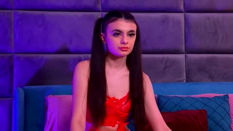 Snapshot of elaramorel chatting on December 16, 2025, 4:39 am Elara online show from December 16, 2025, 4:39 am