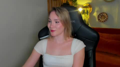 Snapshot of elaravoltage chatting on April 1, 2026, 5:21 pm elaravoltage online show from April 1, 2026, 5:21 pm