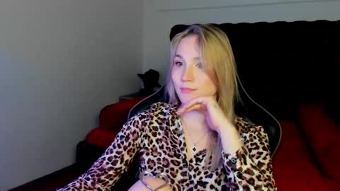 Snapshot of elaravoltage chatting on April 21, 2026, 1:42 am elaravoltage online show from April 21, 2026, 1:42 am