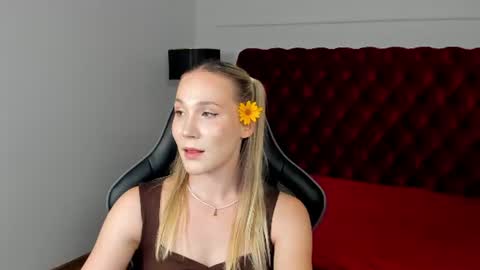 Snapshot of elaravoltage chatting on July 8, 2026, 5:17 pm elaravoltage online show from July 8, 2026, 5:17 pm