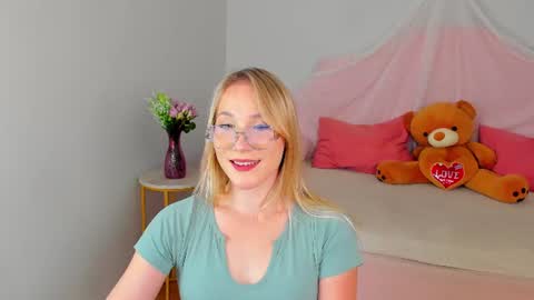 Snapshot of elaravoltage chatting on July 11, 2026, 5:04 pm elaravoltage online show from July 11, 2026, 5:04 pm