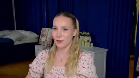 Snapshot of elaravoltage chatting on July 18, 2026, 5:17 pm elaravoltage online show from July 18, 2026, 5:17 pm
