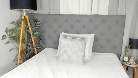 Ela online show from November 17, 2025, 8:36 pm