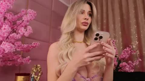 Eleine online show from November 25, 2025, 9:26 pm