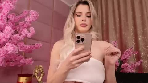 Eleine online show from December 1, 2025, 9:20 pm