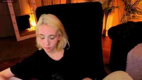 Snapshot of elen__moore chatting on June 22, 2026, 5:15 am Elen online show from June 22, 2026, 5:15 am