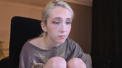 Snapshot of elen__moore chatting on July 9, 2026, 5:33 am Elen online show from July 9, 2026, 5:33 am