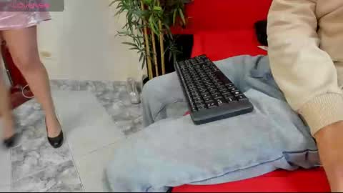 Snapshot of elena_and_derek chatting on December 26, 2024, 12:25 am Elena Derek online show from December 26, 2024, 12:25 am