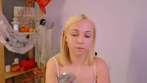 elenamonroee online show from October 22, 2025, 4:57 am