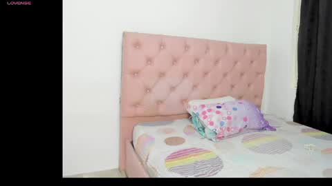 elettra_parisi19 online show from June 4, 2026, 8:37 pm