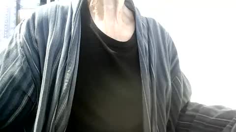 elfyonee online show from December 3, 2025, 7:16 am