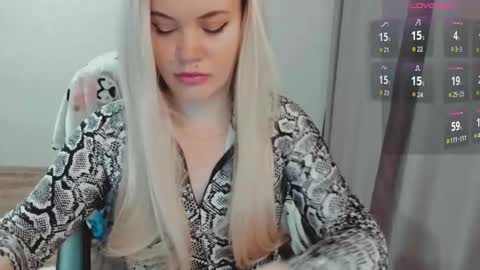 Snapshot of elia_ chatting on November 19, 2025, 7:41 am Ella online show from November 19, 2025, 7:41 am