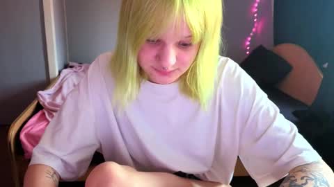 Snapshot of elieiza_xo chatting on April 29, 2026, 9:13 am elieiza_xo online show from April 29, 2026, 9:13 am