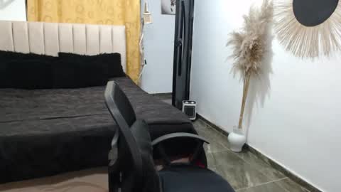 Snapshot of elio_collem chatting on May 5, 2026, 2:19 am ELIO online show from May 5, 2026, 2:19 am