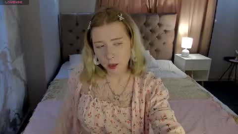 Snapshot of elira_vane chatting on July 20, 2026, 2:59 am Elira Vane online show from July 20, 2026, 2:59 am