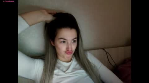 Snapshot of elisa_dove208 chatting on December 1, 2025, 4:28 am elisa_dove208 online show from December 1, 2025, 4:28 am